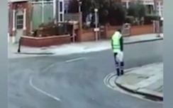 Video: Tảng băng 20kg rơi từ máy bay suýt trúng đầu người đi bộ