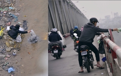 Chiều 30 Tết, người dân ùa đi thả đồ thờ cúng cũ xuống sông