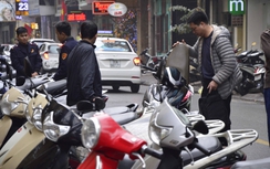 Bãi trông xe tự phát lấn chiếm vỉa hè, "chặt chém" ngày Thần Tài