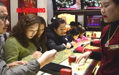 Video: Vì sao người dân đội mưa xếp hàng mua vàng ngày Thần Tài?