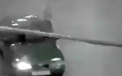 Video: Ô tô đâm bay rào chắn, người ngồi trong phi thẳng ra ngoài