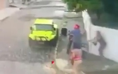 Video: Thanh niên vác súng đi cướp bị phụ nữ cầm chổi đuổi đánh