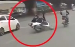 Video: Thanh niên "đo ván" sau cú vượt đèn đỏ, tông ngã cô gái