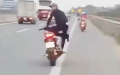 Video: Thanh niên "rang lạc", "diễn xiếc" trên xe máy náo loạn QL1A