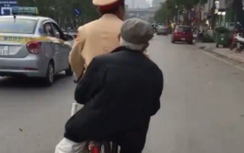 Video: CSGT đạp xe chở cụ 88 tuổi bị lẫn về nhà gây "sốt"