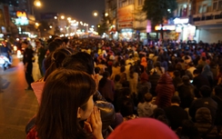 Lễ cầu an đầu năm: Cận cảnh biển người vây kín chùa Phúc Khánh