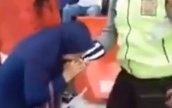 Bị phạt lỗi không đội mũ bảo hiểm, "nữ quái" lao vào... cắn CSGT
