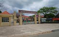 Khiến học sinh sợ đến trường, cô giáo phải quỳ xin lỗi phụ huynh