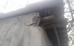 Video: Sốc cảnh sét đánh thủng tường nhà dân ở Hà Nội