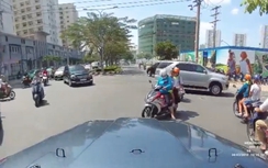 Video: Cái cúi đầu của 3 mẹ con trên đường gây "sốt" dân mạng