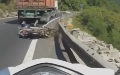 Video: Hai thanh niên suýt chết sau cú va đuôi container trên đường đèo