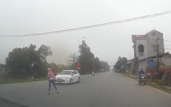 Khó hiểu: Cô gái "vứt" xe đi bộ sau khi bị ô tô đâm