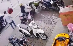 Video: Quên không tắt máy xe, hai mẹ con "đốn ngã" người đi bộ