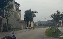 Video: Coi thường gờ giảm tốc, thanh niên đầu trần "đo ván" giữa đường