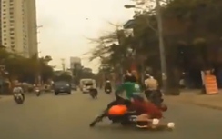 Video: Táo tợn giật điện thoại của phụ nữ khi đang đi GrabBike