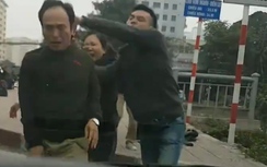 Video: Lái xe tải bị đập gạch vào đầu sau va chạm xe buýt