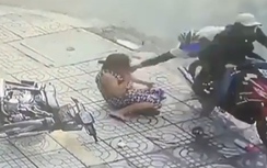Video: Bị giật dây chuyền 2 lần liên tiếp giữa phố Sài Gòn