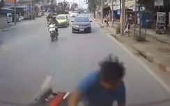 Xem điện thoại khi lái xe, thanh niên "dính" mặt vào ô tô