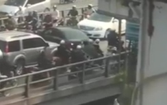 Ô tô ngang ngược quay đầu giữa cầu vượt gây ùn tắc nghiêm trọng