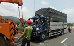 Xe tải đâm trạm thu phí, ủi đuôi xe khác, tài xế tử vong