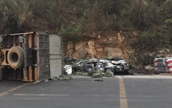 Va chạm mạnh xe tải, xe con bị đè nát, 2 người nguy kịch