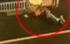 Video: Người phụ nữ che ô cho nạn nhân TNGT gây xúc động