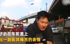 Tự lao đầu vào ô tô rồi đứng dậy như không có chuyện gì