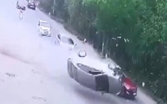 Ô tô phóng như bay, lộn nhiều vòng, "phơi bụng" giữa đường Hà Nội