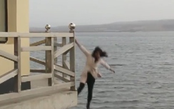 Video: Lính cứu hỏa phi thân cứu sống cô gái nhảy sông tự tử