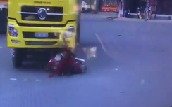 Video: Suýt "về với tổ tiên" vì thản nhiên dừng giữa ngã tư