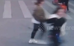 Video: Cô gái "hôn gió" cảm ơn tài xế xe buýt gây "sốt" MXH