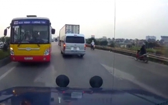 Video: Xe buýt lao ngược chiều trên quốc lộ ở Bắc Ninh