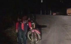 Video: Bé trai cúi gập người cảm ơn tài xế hút 20 triệu "like"