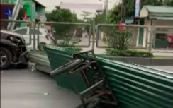 Cú quay đầu kinh hoàng của xe chở tôn khiến Lexus nát đầu