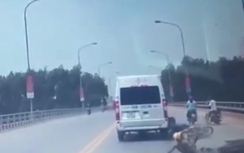 Xe máy quay đầu ẩu khiến 2 người văng vào ô tô nguy kịch