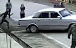 Video: Bé trai 5 tuổi ăn trộm ôtô để... ra oai với bạn gái