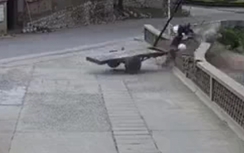 Video: Công nông mất lái đâm vỡ thành cầu, nông dân bay xuống đường