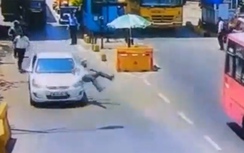 Ô tô "bùng" tiền qua trạm thu phí, rồ ga đâm văng nhân viên