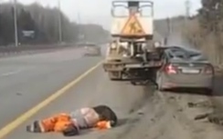 Ô tô phóng như "tên lửa", đâm công nhân làm đường văng lên trời