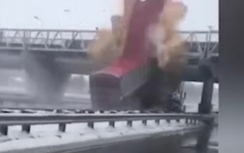 Thùng hàng "khủng" vỡ vụn sau cú lao như tên lửa vào thành cầu