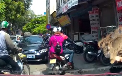 Video: Xe biển xanh ngang ngược khiến cả tuyến đường... khốn khổ