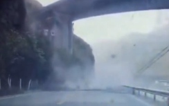 Hàng loạt ô tô trên cao tốc bất ngờ bị đất đá vùi lấp