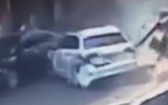 Video: Ô tô "điên cuồng" đâm bay 1 người, nghiền nát xe đạp