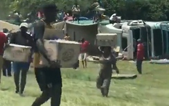 Cảnh sát bất lực nhìn hàng trăm người ào tới "hôi của"