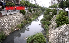 Video: Công trình kỷ niệm 60 năm giải phóng Thủ đô đang "ngoắc ngoải"