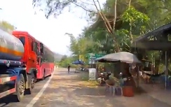 Video: Vượt ẩu bị xe bồn chặn đầu, xe khách cứng đầu "thi gan"