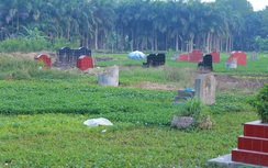 Người phụ nữ bị kề dao, cướp của tại nghĩa địa lúc hoàng hôn