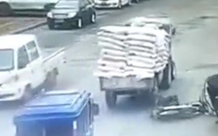 Ô tô bung cửa, xe máy ngã văng bị ô tô tải kéo rê