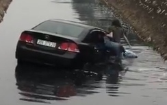 Video: Nữ tài xế lao ô tô xuống mương nước đen ngòm