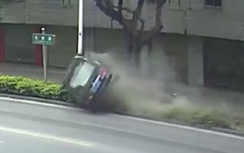 Say rượu, tài xế lao ô tô húc gãy cột đèn, xe nát vụn